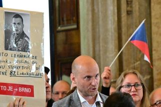 Díval se odpůrcům sudetských Němců do tváří a viděl nenávist. Pořadatel pro ně má radu
